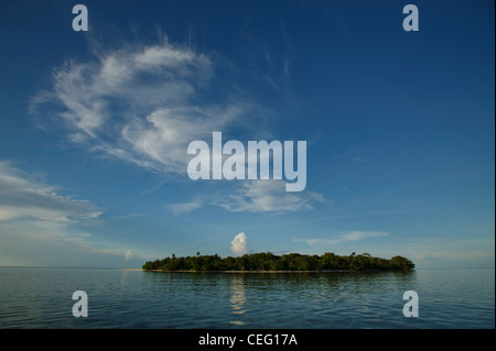 Eine Insel in der Mitte die 100 Meilen von allem. Lucipara Atoll, Bandasee, Indonesien Stockfoto