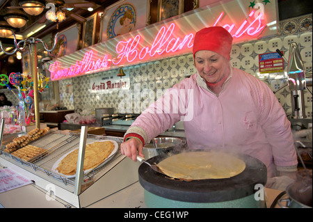 Ältere Frau Backen Crêpes in einem Lebensmittel-Wagen auf dem Jahrmarkt in St-Quentin in Picardie, Frankreich Stockfoto