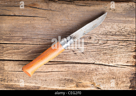 Messer aus rostfreiem Stahl auf Vintage Holz Schneidebrett Stockfoto