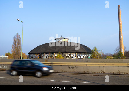 Autobahn vor Lokschuppen, Berlin; Deutschland Stockfoto