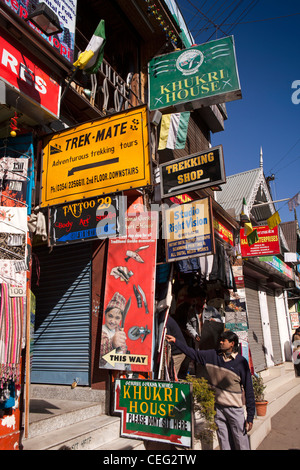 Indien, Westbengalen, Darjeeling, The Mall, Geschäfte für Touristen, Wanderer und Trekker Stockfoto