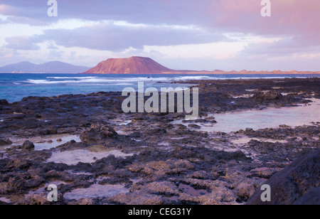 Fuerteventura, Kanarische Inseln, Blick Richtung kleine Isla de Lobos und Lanzarote bei Sonnenuntergang Stockfoto