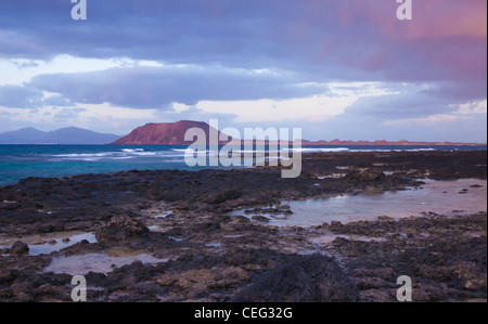 Fuerteventura, Kanarische Inseln, Blick Richtung kleine Isla de Lobos und Lanzarote bei Sonnenuntergang Stockfoto