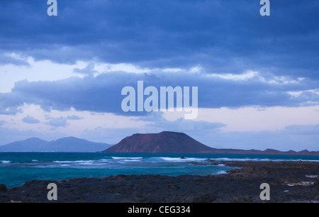 Fuerteventura, Kanarische Inseln, Blick Richtung kleine Isla de Lobos und Lanzarote bei Sonnenuntergang Stockfoto