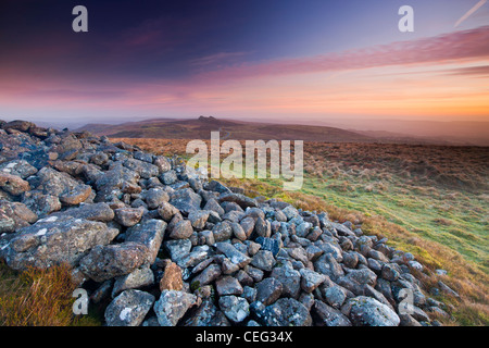 Blick vom Rippon Tor in Richtung Haytor Rocks, Dartmoor National Park, Ilsington, Devon, England, UK, Europa Stockfoto