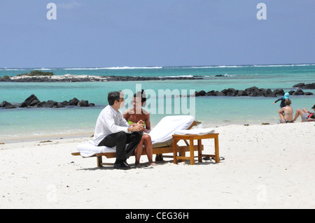 Strand Sonne beleuchtet Koch mit Hotelgast diskutieren Gastronomie Stockfoto