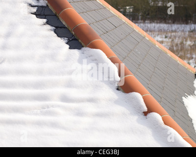 Eine leichte Abdeckung von schmelzendem Schnee auf einem Dach Stockfoto