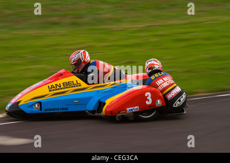 Ein Foto von einem Formel 2 Gespann Outfit Rennen in Castle Combe Stockfoto