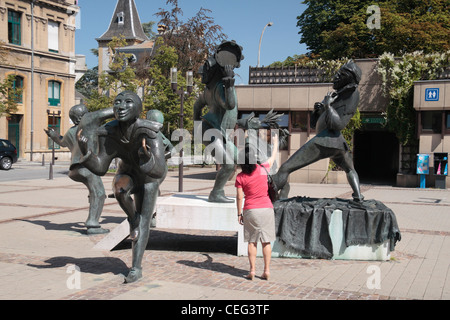 Die "Saltimbanques" (Jongleur) von Benedicte Weis in das Hotel du Théâtre (Theaterplatz) in Luxemburg, Luxemburg. Stockfoto