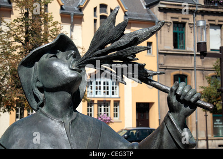 Detail der "Saltimbanques" (Jongleur) von Benedicte Weis in das Hotel du Théâtre (Theaterplatz) in Luxemburg, Luxemburg. Stockfoto