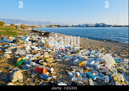 Müll am Strand, Faliro, Piräus, Griechenland, Europa Stockfoto