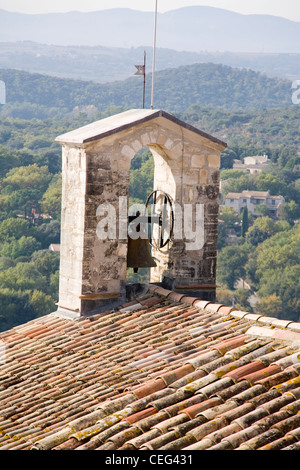 Der Glockenturm und schwere Ziegeldächer im Zentrum von Vezenobres, Gard, Frankreich, Gard, Languedoc-Roussillon Stockfoto