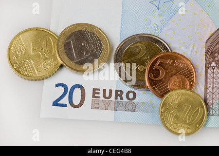 Münzen und Euro-Schein Stockfoto