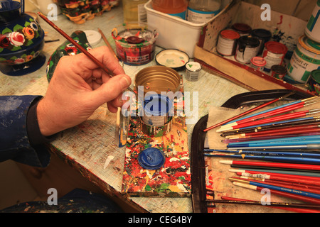 Rob Wright ein Handwerker und Künstler mit seiner Kanal Boot Malerei (Rosen und Schlösser) in seinem sehr kleinen Studio Melksham Stockfoto
