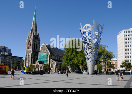 Die symbolische „Chalice“ und Christchurch Cathedral am Cathedral Square, Christchurch, Neuseeland. Stockfoto