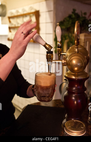 Pint Bier ziehen Stockfoto