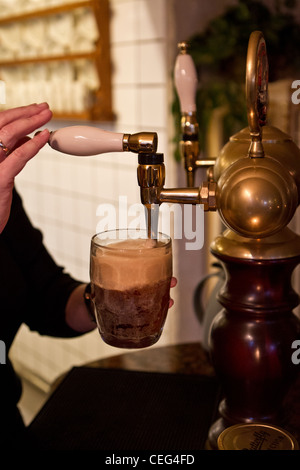 Pint Bier ziehen Stockfoto