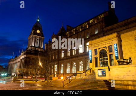 Leeds Town Hall und der City Art Gallery in der Dämmerung mit liegenden Figur geformt durch Sir Henry Moore Leeds Yorkshire uk Stockfoto