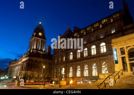 Leeds Rathaus erbaut 1858, entworfen von Cuthbert Brodrick und Stadt-Bibliothek in der Dämmerung, Leeds Yorkshire uk Stockfoto