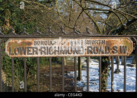 Alter und rostigen Straßenname melden Sie für niedrigere Richmond Road, Südwesten von London, england Stockfoto