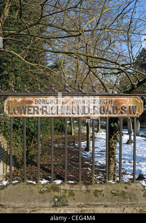 Alter und rostigen Straßenname melden Sie für niedrigere Richmond Road, Südwesten von London, england Stockfoto