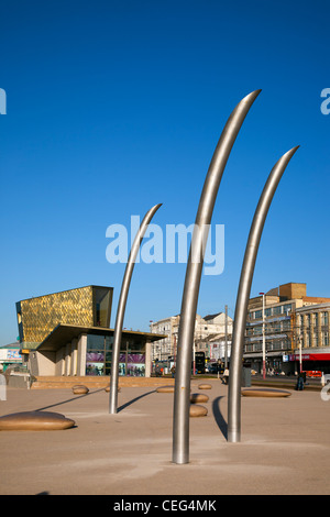 Neu entwickelte Strand von Blackpool Central Promenade mit Hochzeitskapelle im Hintergrund Stockfoto