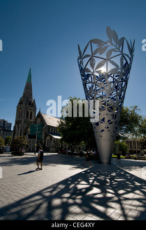 Am frühen Morgen Licht auf Christchurch Cathedral und der symbolische "Kelch" auf dem Cathedral Square, Christchurch, Neuseeland. Stockfoto
