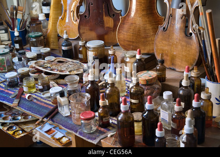 Geige Reparatur Shop und Hersteller Arbeitstisch, Salzburg, Österreich Stockfoto