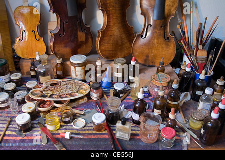 Geige Reparatur Shop und Hersteller Arbeitstisch, Salzburg, Österreich Stockfoto