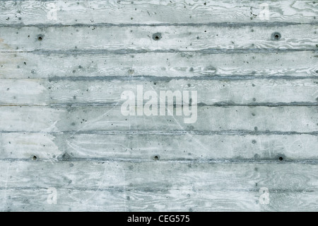 Struktur der aus Pappe geformten Betonwand mit Holzmaserung und Befestigungslöchern. Geisel Bibliothek an der University of California San Diego, La Jolla, CA USA Stockfoto