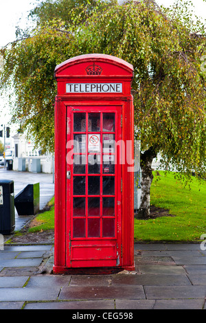 Größeren Stil K4 Vermillion riesige rote Telefonzelle in Warrington, Cheshire England gefunden Stockfoto