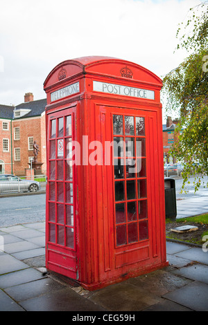 Größeren Stil K4 Vermillion riesige rote Telefonzelle in Warrington, Cheshire England gefunden Stockfoto