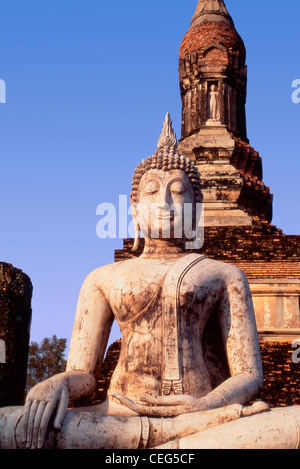 Buddha-Statue Bhumispara-Mudra Buddha Gautama am Wat Traphang Ngoen Sukhothai Historical Park, Thailand Stockfoto