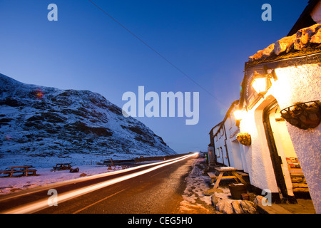 Das Kirkstone Pass Inn on Kirkstone pass im Lake District in der Abenddämmerung, UK. Stockfoto