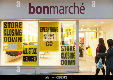 Ein Zweig der Damenbekleidung speichern BonMarche, Teil der gescheiterten Pfauen-Gruppe von Geschäften, zu schließen, UK. Stockfoto