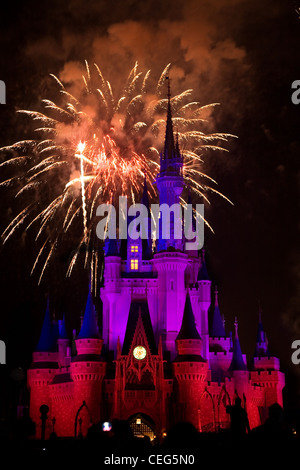 Feuerwerk über schlafen Streß Schloss zum Stichtagskurs Stunde, Disneyworld, Orlando, Florida, USA Stockfoto