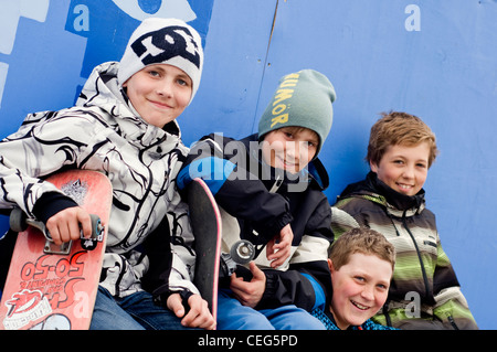 Eine Gruppe von Jugendlichen Freunde und Skateboarder saß auf einer Bank in der Stadt Sortland, Norwegen Stockfoto