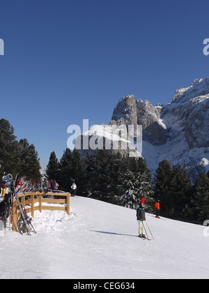 Die Sellaronda ist eine Skiroute, die rund um das massiv der Sella-Gebirgskette der Dolomiten in Italien zu Schleifen. Stockfoto