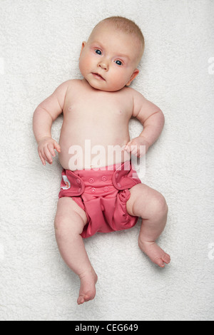 Baby tragen rosa wiederverwendbare Windeln / Windel (mit Model-Release) Stockfoto