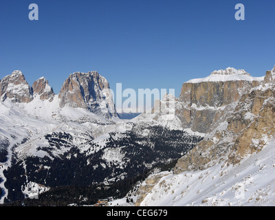 Auf die Drehung im Uhrzeigersinn die Sellaronda Skipisten mit Blick auf zentrale Gruppe von Bergen und Val Gardena, Wolkenstein Stockfoto