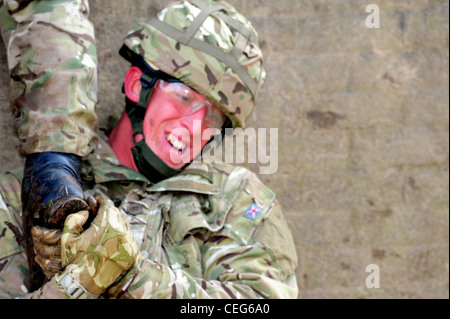 Mitglieder von The Prince Of Wales' Company, 1. Bataillon Welsh Guards, gehen über die Hindernisbahn Februar 2012 bei Sennybridg Stockfoto