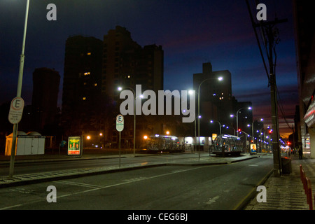 Curitibas Bus-System an sich. Roten Schnellbus Halt an auf u-Bahnstation in Anchieta Avenue Stockfoto