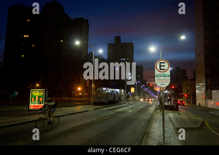 Curitibas Bus-System an sich. Roten Schnellbus Halt an auf u-Bahnstation in Anchieta Avenue Stockfoto