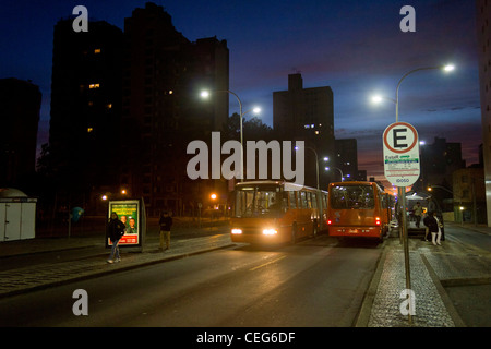 Curitibas Bus-System an sich. Roten Schnellbus Halt an auf u-Bahnstation in Anchieta Avenue Stockfoto