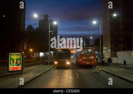 Curitibas Bus-System an sich. Roten Schnellbus Halt an auf u-Bahnstation in Anchieta Avenue Stockfoto