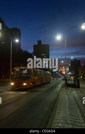 Curitibas Bus-System an sich. Roten Schnellbus Halt an auf u-Bahnstation in Anchieta Avenue Stockfoto