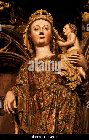 LaGuardia, Alava Araba, Spanien, Kirche Santa Maria de Los Reyes, Detail der Jungfrau mit Kind. Stockfoto
