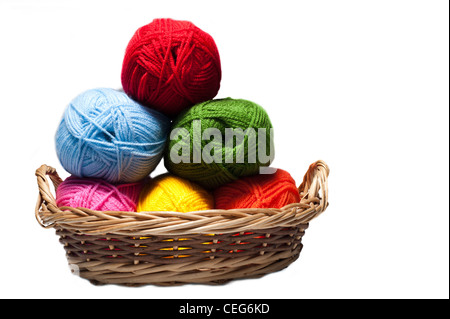isolierte bunte Acrylfasern in den Korb auf weißem Hintergrund Stockfoto