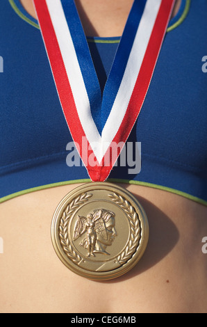 Porträt einer Frau mit einer simulierten Olympischen gold-Medaille. Stockfoto