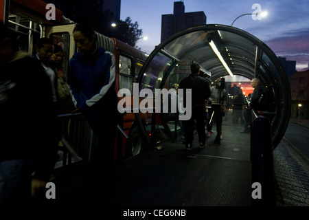 Curitibas Bus-System an sich. Roten Schnellbus Halt an auf u-Bahnstation in Anchieta Avenue Stockfoto